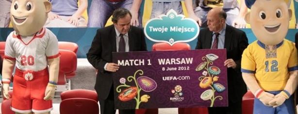 Platini en la gala de presentación de la primera entrada. Foto:uefa.com