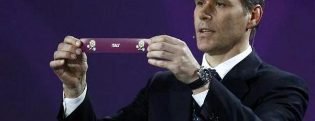 Van Basten en el sorteo. Foto:lainformacion.com/REUTERS/K. Pfaffenbach