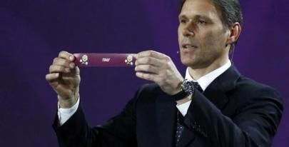 Van Basten en el sorteo. Foto:lainformacion.com/REUTERS/K. Pfaffenbach